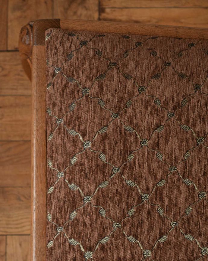 ダイニングチェア　アンティーク チェア　フランス輸入の華やかな椅子、お花の彫刻が華やかなアンティークダイニングチェア。生地のセレクトにもこだわりました優雅なアンティークチェアの雰囲気をそのままに、一番似合う貼り座をじっくり選びました。(j-662-c)