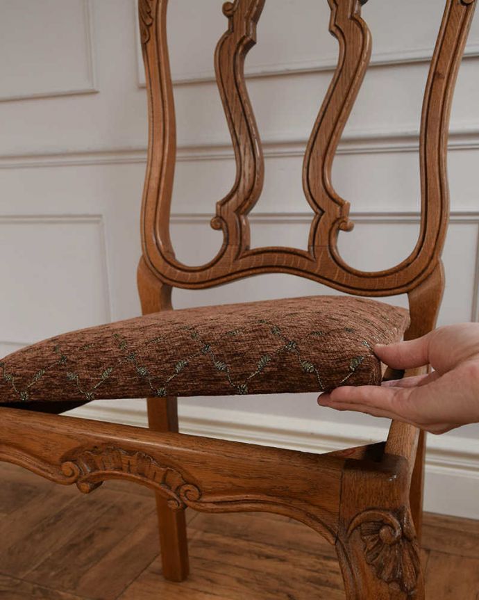 ダイニングチェア　アンティーク チェア　フランス輸入の華やかな椅子、お花の彫刻が華やかなアンティークダイニングチェア。取り外しできる座面座面の取り外しが簡単に出来るようになっています。(j-662-c)