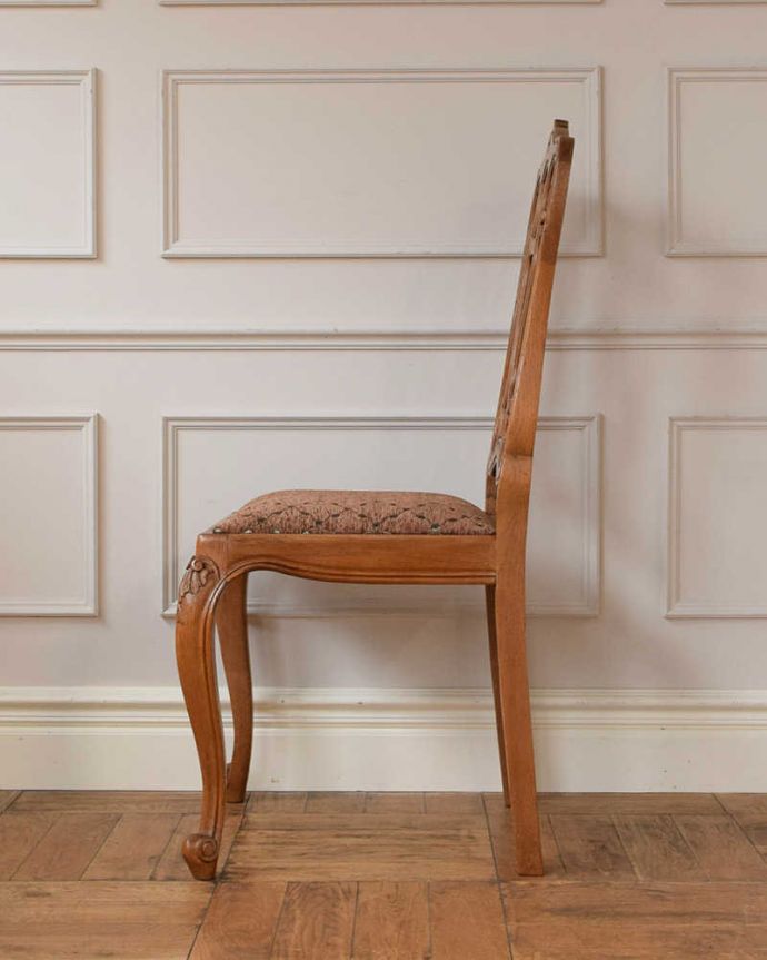 ダイニングチェア　アンティーク チェア　フランス輸入の華やかな椅子、お花の彫刻が華やかなアンティークダイニングチェア。横から見ても優雅な立ち姿背もたれがカーブしているので楽です。(j-662-c)