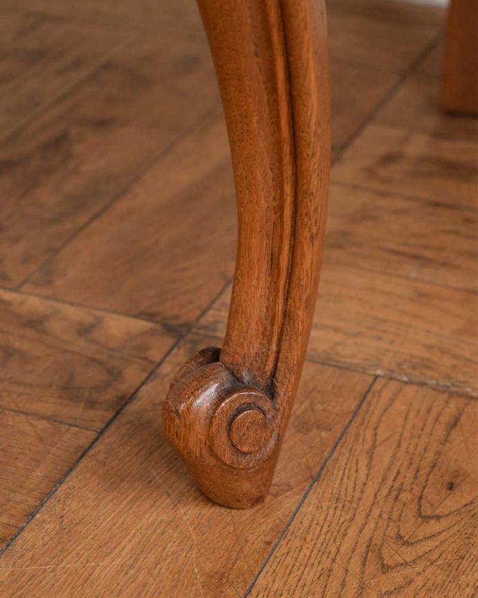 ダイニングチェア　アンティーク チェア　フランス輸入の華やかな椅子、お花の彫刻が華やかなアンティークダイニングチェア。床を滑らせて移動出来ますHandleではアンティークチェアの脚の裏にフェルトキーパーをお付けしています。(j-662-c)