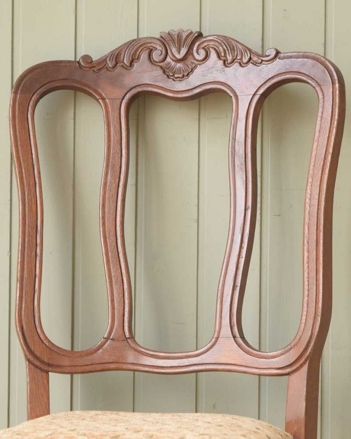 ダイニングチェア　アンティーク チェア　美しい装飾と座り心地のいい張り座のエレガントなアンティークダイニングチェア。背もたれに施されたティアラ形はもちろん、椅子と言えどもフランスらしさが刻まれた彫はなんとも優雅。(j-664-c)