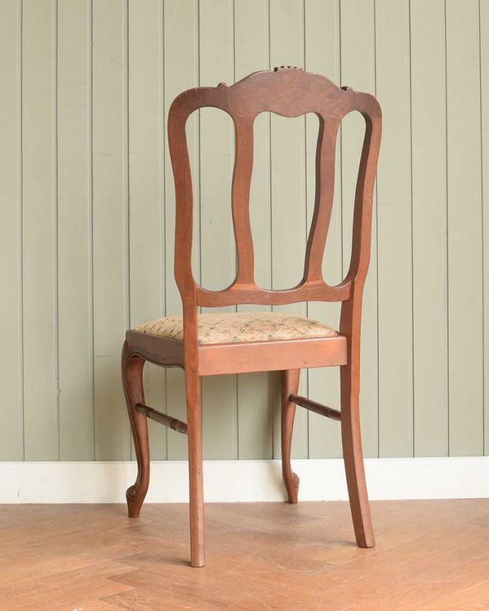 ダイニングチェア　アンティーク チェア　美しい装飾と座り心地のいい張り座のエレガントなアンティークダイニングチェア。後ろ姿にも自信アリ！並べた時に後ろから見ることも多い椅子。(j-664-c)