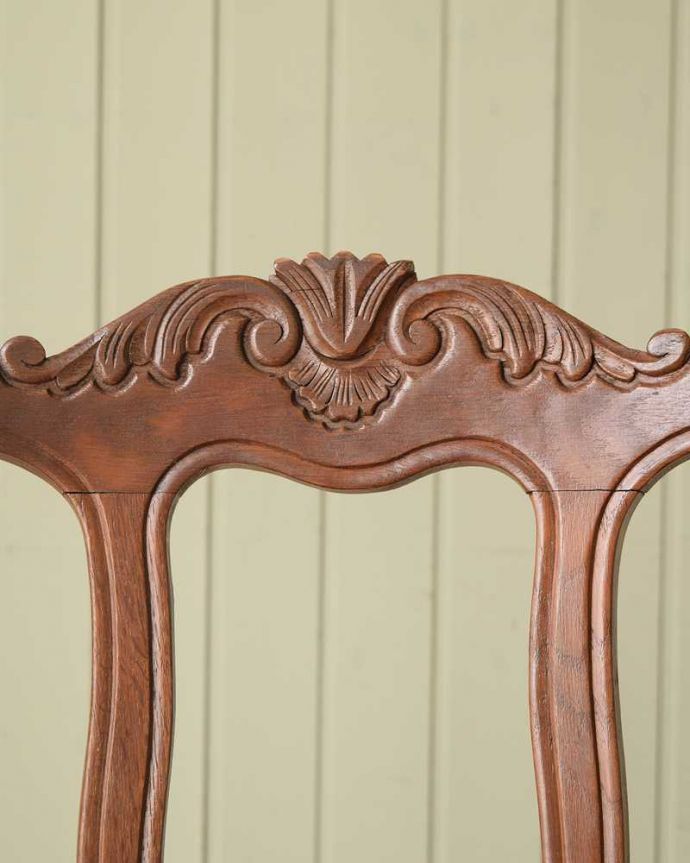 ダイニングチェア　アンティーク チェア　美しい装飾と座り心地のいい張り座のエレガントなアンティークダイニングチェア。うっとりするほど細かい細工まだ機械の発達していない時代に、手作業で作られた細かい細工。(j-664-c)