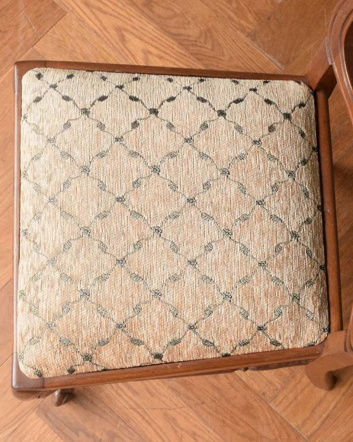 ダイニングチェア　アンティーク チェア　美しい装飾と座り心地のいい張り座のエレガントなアンティークダイニングチェア。座面を上から見るとこんな感じ座面は布貼りなので、長時間座っても疲れません。(j-664-c)