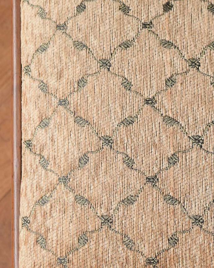 ダイニングチェア　アンティーク チェア　美しい装飾と座り心地のいい張り座のエレガントなアンティークダイニングチェア。生地のセレクトにもこだわりました優雅なアンティークチェアの雰囲気をそのままに、一番似合う貼り座をじっくり選びました。(j-664-c)