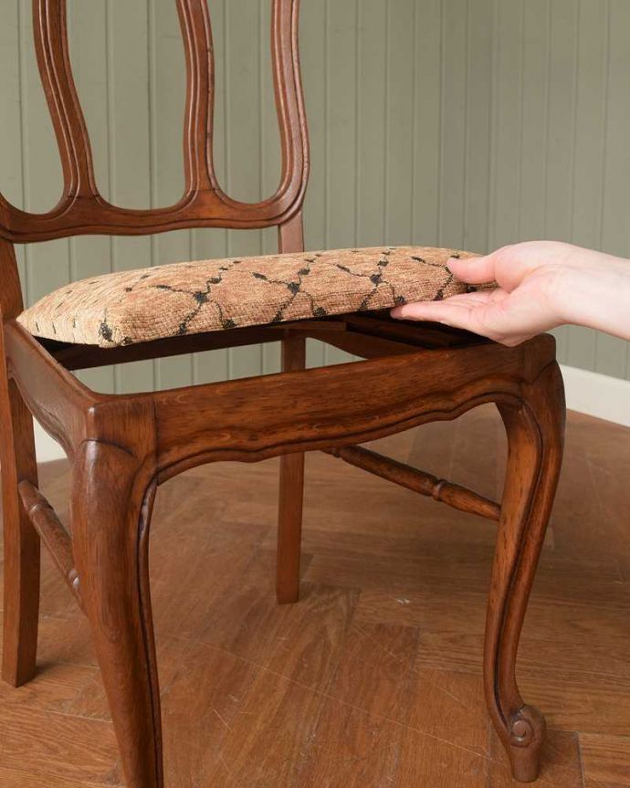 ダイニングチェア　アンティーク チェア　美しい装飾と座り心地のいい張り座のエレガントなアンティークダイニングチェア。取り外しできる座面座面の取り外しが簡単に出来るようになっています。(j-664-c)