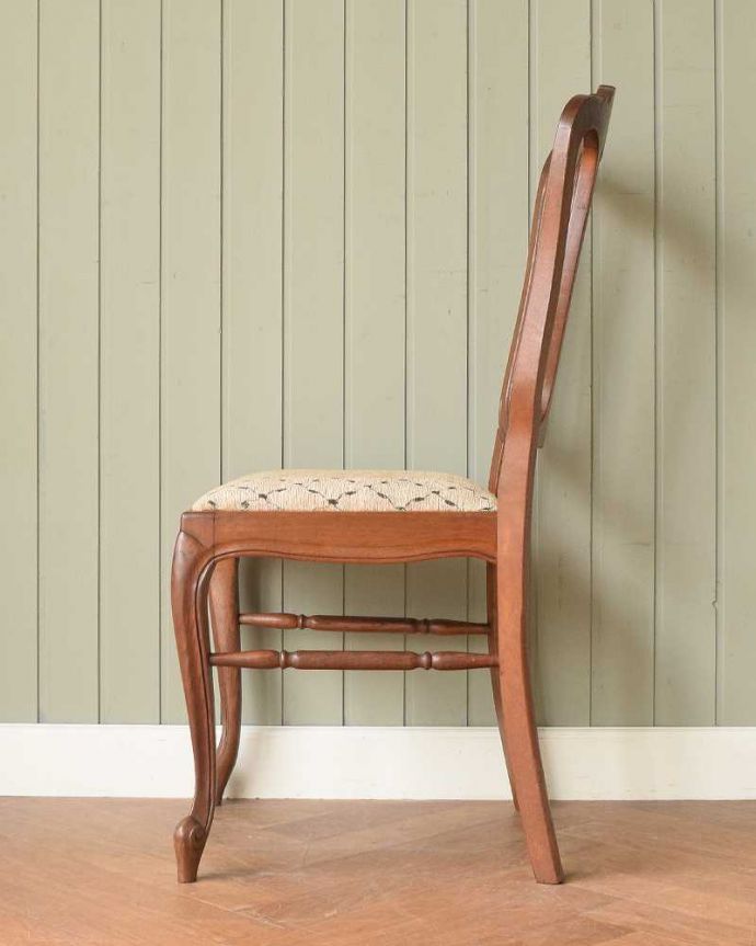 ダイニングチェア　アンティーク チェア　美しい装飾と座り心地のいい張り座のエレガントなアンティークダイニングチェア。横から見ても優雅な立ち姿背もたれがカーブしているので楽です。(j-664-c)