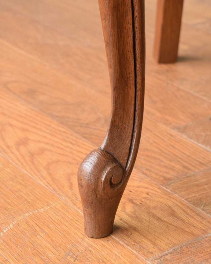 ダイニングチェア　アンティーク チェア　美しい装飾と座り心地のいい張り座のエレガントなアンティークダイニングチェア。床を滑らせて移動出来ますHandleではアンティークチェアの脚の裏にフェルトキーパーをお付けしています。(j-664-c)