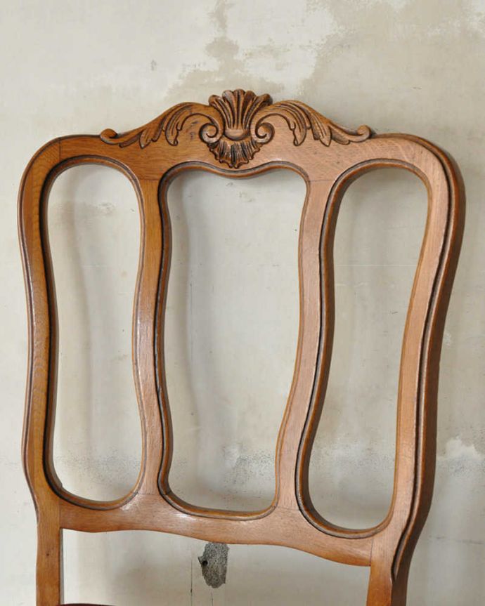 フランスの椅子らしい優雅な装飾