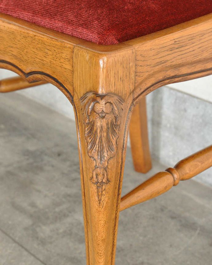 アンティークチェアの彫