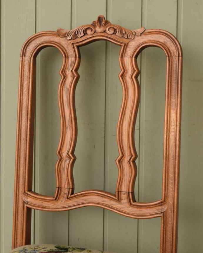 フランスの椅子らしい優雅な装飾