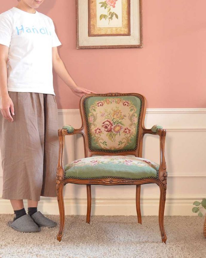 1Pソファ(ラウンジチェア)　アンティーク チェア　フランス生まれのお花のブーケがの刺繍が美しいアンティークプチポワンチェア。女性らしさたっぷり。(j-667-c)