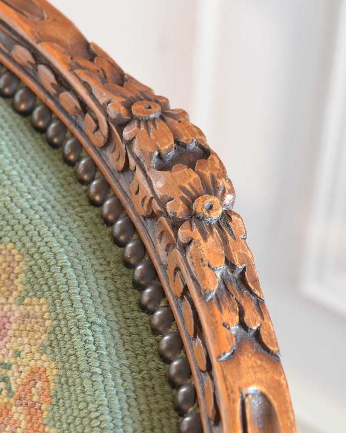 1Pソファ(ラウンジチェア)　アンティーク チェア　フランス生まれのお花のブーケがの刺繍が美しいアンティークプチポワンチェア。刺繍だけじゃなく彫も美しい背もたれの上には美しい彫が。(j-667-c)
