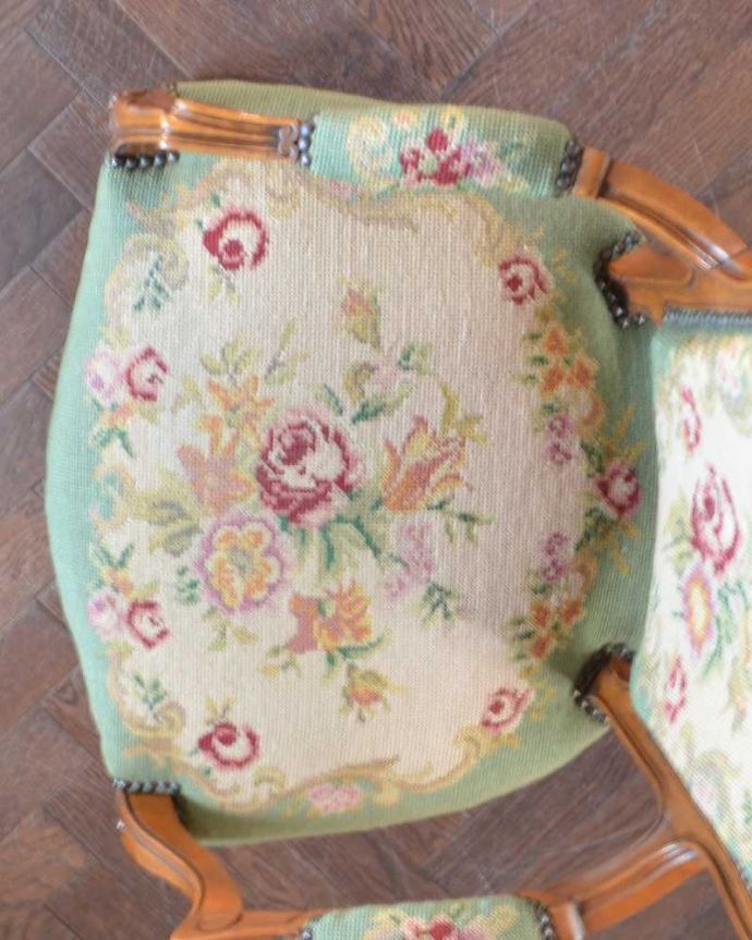 1Pソファ(ラウンジチェア)　アンティーク チェア　フランス生まれのお花のブーケがの刺繍が美しいアンティークプチポワンチェア。絵画のような美しさ手刺繍とは思えないほど、細かく美しい絵はまるで絵画の様です。(j-667-c)