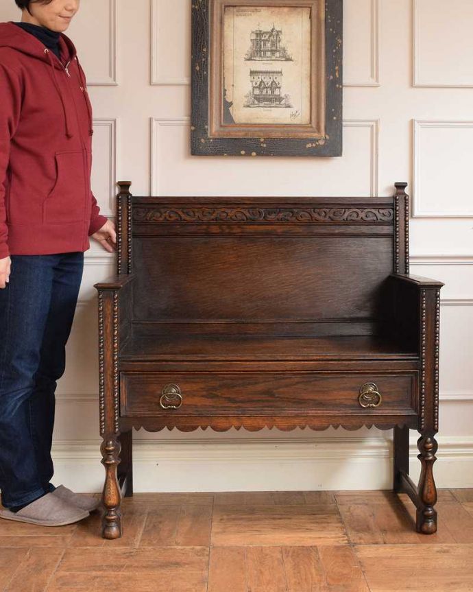 セティ・ソファ・ベンチ　アンティーク チェア　とってもめずらしいアンティークの椅子、イギリスの引き出し付きベンチ。いろんな場所で便利に使えるアンティーク座れると同時に美しい装飾たちが壁を彩ってくれるので、お部屋の華やかなディスプレイになります（モデルの身長は159cmです）。(j-669-c)