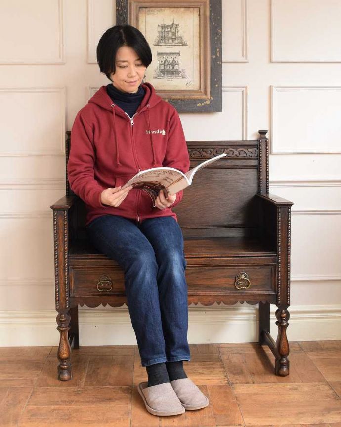 セティ・ソファ・ベンチ　アンティーク チェア　とってもめずらしいアンティークの椅子、イギリスの引き出し付きベンチ。自分だけのちょっと贅沢な時間ここに座って自分だけの贅沢な時間を過ごしてみませんか？（モデルの身長は159cmです）。(j-669-c)