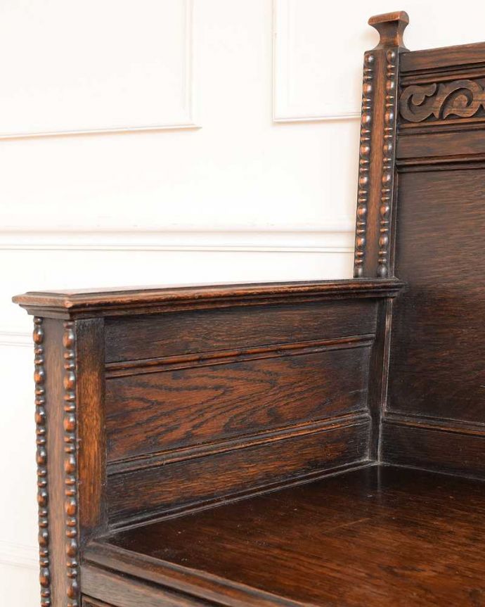 セティ・ソファ・ベンチ　アンティーク チェア　とってもめずらしいアンティークの椅子、イギリスの引き出し付きベンチ。デザインされたアーム部分アーム部分まで豪華に装飾がたっぷりあります。(j-669-c)