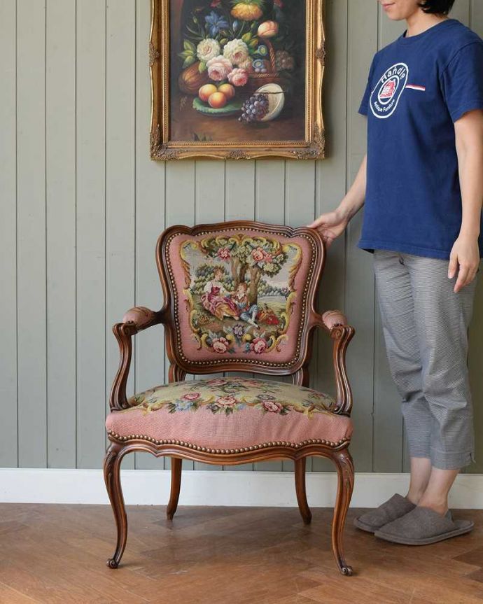 1Pソファ(ラウンジチェア) アンティーク チェア 王子さまとお姫さまの刺繍が華やかなフランスのアンティーク プチポワンチェア。女性らしさたっぷり。(j-670-c)