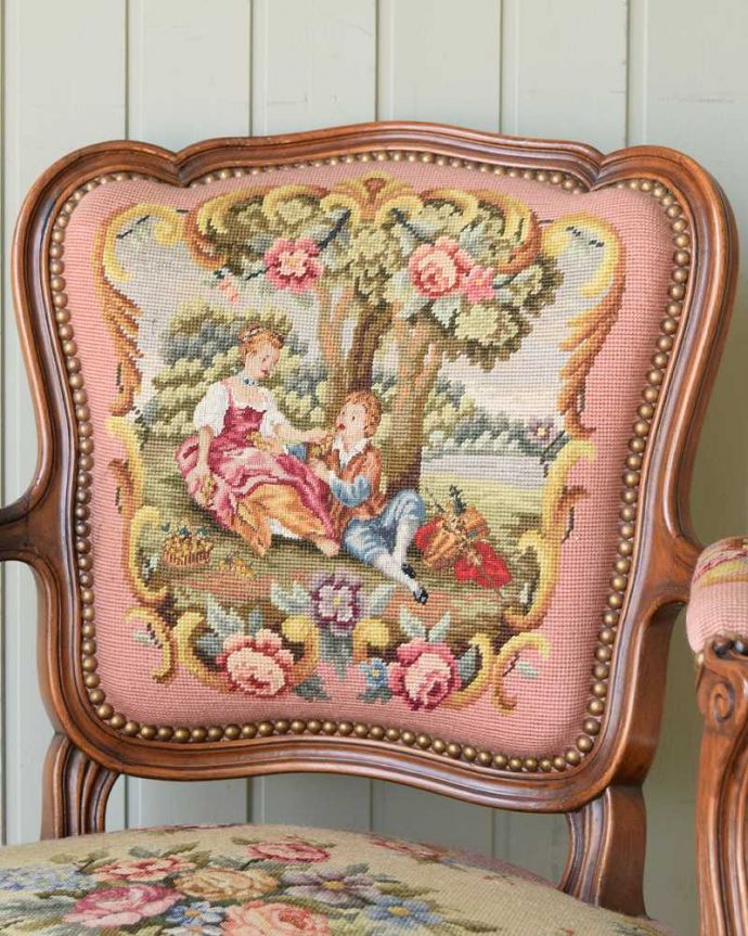 1Pソファ(ラウンジチェア) アンティーク チェア 王子さまとお姫さまの刺繍が華やかなフランスのアンティーク プチポワンチェア。マリーアントワネットが愛した刺繍プチポワンとは18〜19世紀にかけて宮廷の貴婦人たちが余暇に楽しんだ刺繍のこと。(j-670-c)