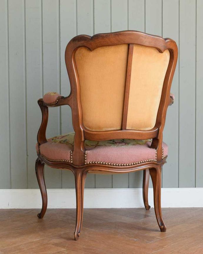 1Pソファ(ラウンジチェア) アンティーク チェア 王子さまとお姫さまの刺繍が華やかなフランスのアンティーク プチポワンチェア。後ろ姿からも感じられる気品アンティークチェアは、新品ではないので経年変化によるキズはありますが、専門の職人が修復したので安心してお使い下さい。(j-670-c)