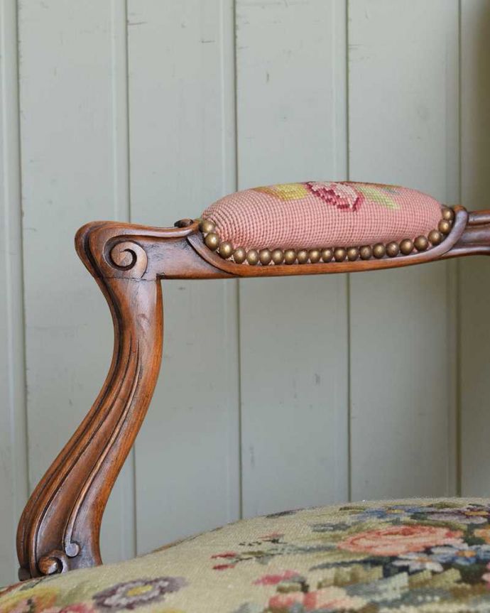 1Pソファ(ラウンジチェア) アンティーク チェア 王子さまとお姫さまの刺繍が華やかなフランスのアンティーク プチポワンチェア。肘置きにもプチポワン座った時に便利なアームの部分にもプチポワンの刺繍が。(j-670-c)