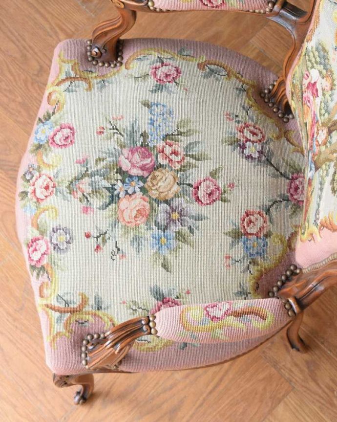 1Pソファ(ラウンジチェア) アンティーク チェア 王子さまとお姫さまの刺繍が華やかなフランスのアンティーク プチポワンチェア。絵画のような美しさ手刺繍とは思えないほど、細かく美しい絵はまるで絵画の様です。(j-670-c)