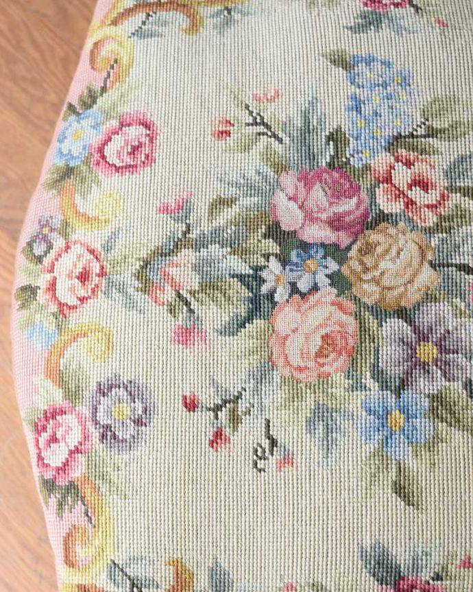 1Pソファ(ラウンジチェア) アンティーク チェア 王子さまとお姫さまの刺繍が華やかなフランスのアンティーク プチポワンチェア。女性らしいデザインコンディションがいいものを選んできました。(j-670-c)