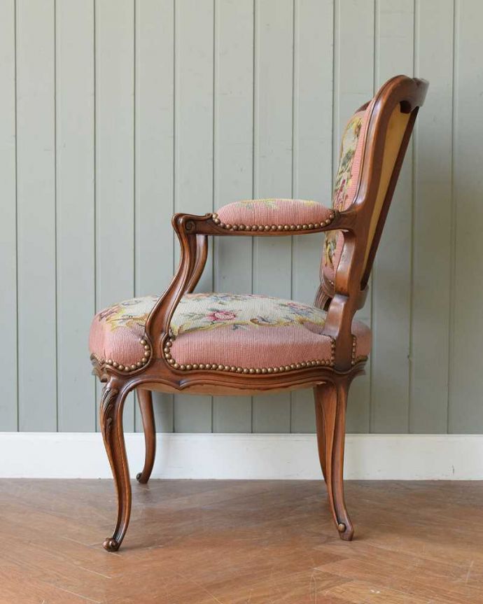 1Pソファ(ラウンジチェア) アンティーク チェア 王子さまとお姫さまの刺繍が華やかなフランスのアンティーク プチポワンチェア。気品の感じられる横顔横から見ても優雅さは同じく美しいです。(j-670-c)