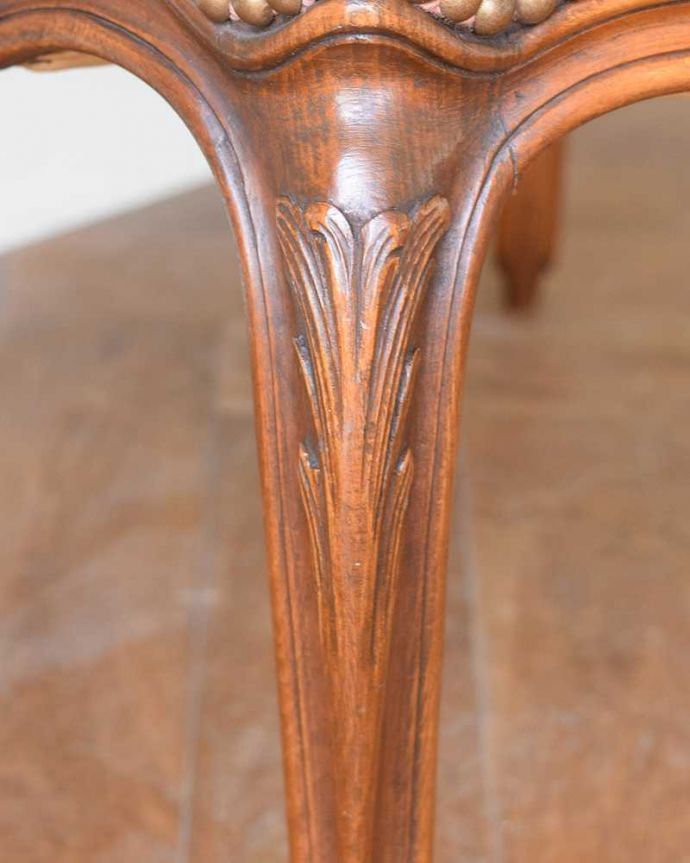 1Pソファ(ラウンジチェア) アンティーク チェア 王子さまとお姫さまの刺繍が華やかなフランスのアンティーク プチポワンチェア。フランスらしい彫が彩ります。(j-670-c)