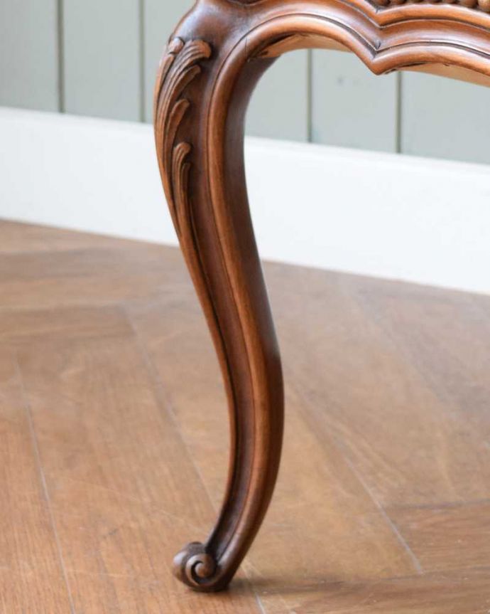 1Pソファ(ラウンジチェア) アンティーク チェア 王子さまとお姫さまの刺繍が華やかなフランスのアンティーク プチポワンチェア。移動もラクラクの理由は…Handleのアンティークチェアの脚の裏には、フェルトキーパーをお付けしていますので、持ち上げず床を滑らせてお使い頂けます。(j-670-c)