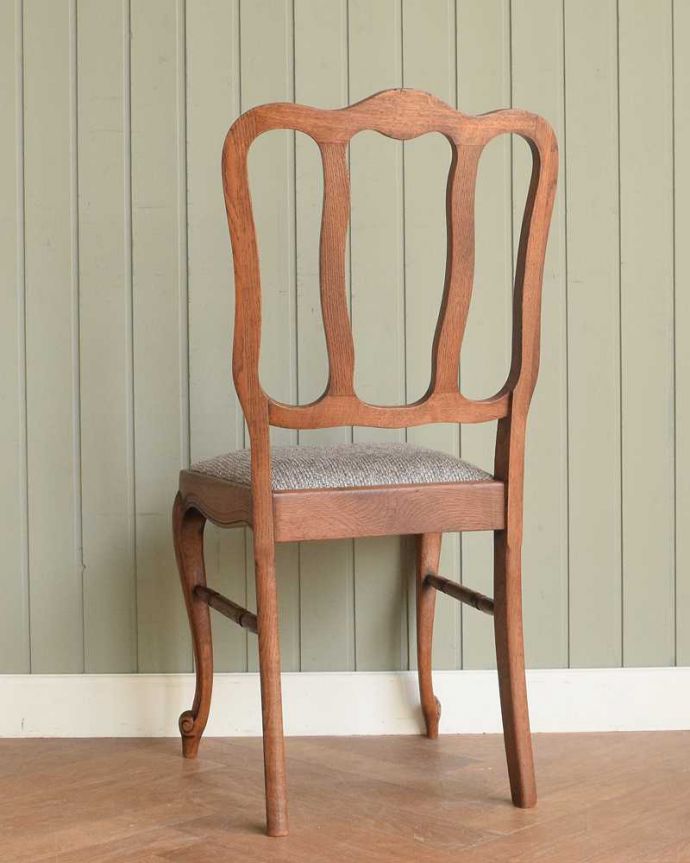 アンティーク チェア フランス輸入の華やかな椅子、アンティークダイニングチェア（サイドチェア） 。後ろ姿にも自信アリ！並べた時に後ろから見ることも多い椅子。(j-671-c)