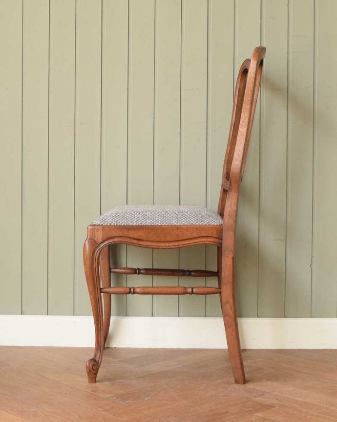 アンティーク チェア フランス輸入の華やかな椅子、アンティークダイニングチェア（サイドチェア） 。横から見ても優雅な立ち姿背もたれがカーブしているので楽です。(j-671-c)