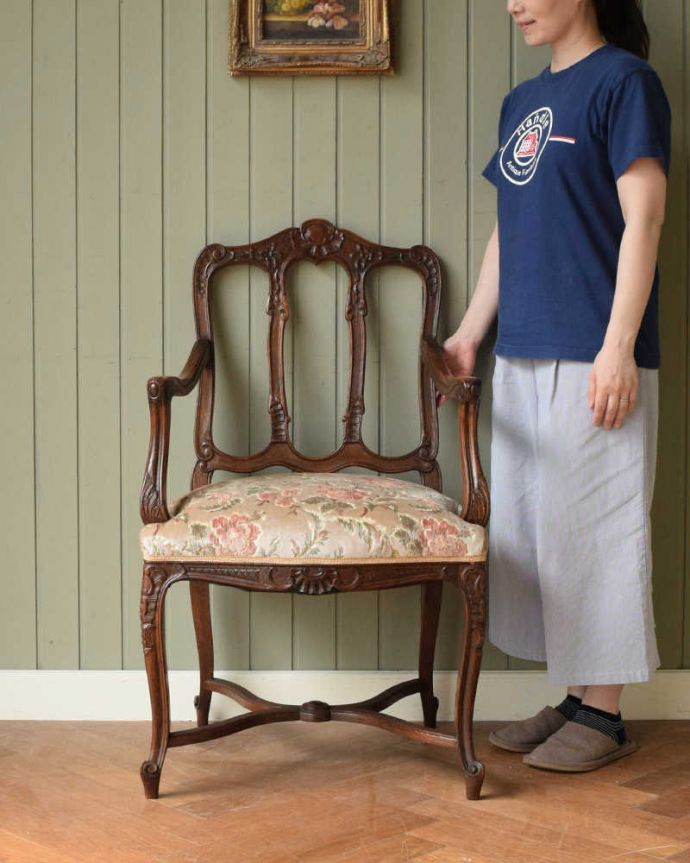 1Pソファ(ラウンジチェア)　アンティーク チェア　美しい装飾と座り心地のいい張り座のエレガントなアンティークアームチェア。フランスらしい脚線美にウットリどこを切り取ってもフランスらしい華やかな雰囲気のデザインの椅子。(j-673-c)