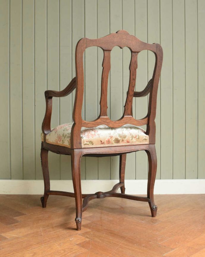 1Pソファ(ラウンジチェア)　アンティーク チェア　美しい装飾と座り心地のいい張り座のエレガントなアンティークアームチェア。後ろ姿からも感じられる気品アンティークの椅子はもちろん新品ではないので経年変化によるキズはありますが、専門の職人がしっかり修復しました。(j-673-c)