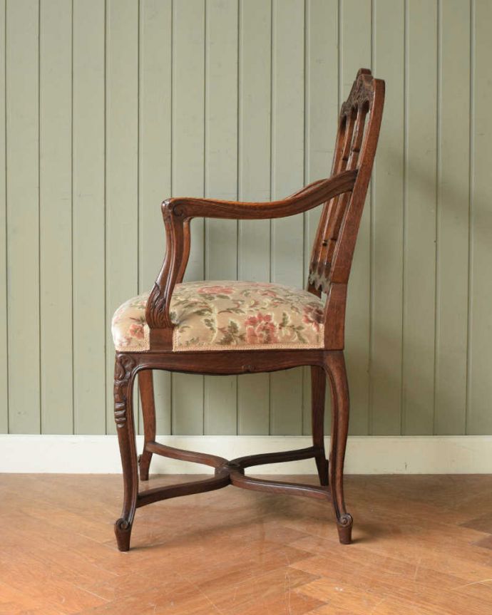 1Pソファ(ラウンジチェア)　アンティーク チェア　美しい装飾と座り心地のいい張り座のエレガントなアンティークアームチェア。横から見ても優美な立ち姿しっかり組み直したサロンチェアは横から見てもキレイです。(j-673-c)