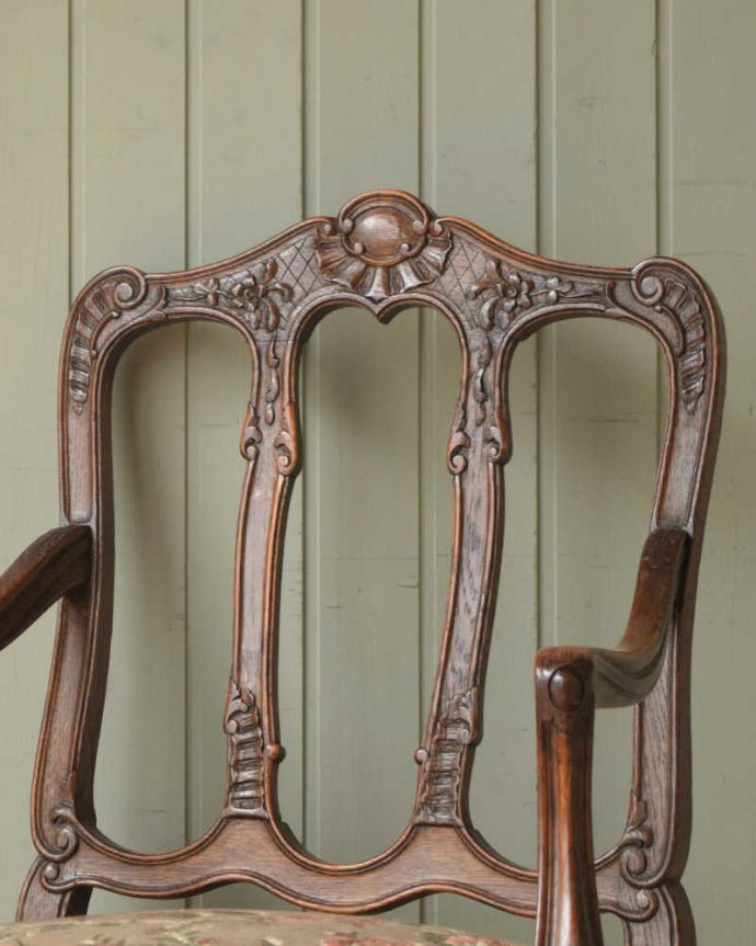 1Pソファ(ラウンジチェア)　アンティーク チェア　美しい装飾と座り心地のいい張り座のエレガントなアンティークアームチェア。フランスらしい美しい彫やっぱり一番の特長は彫の美しさ。(j-673-c)
