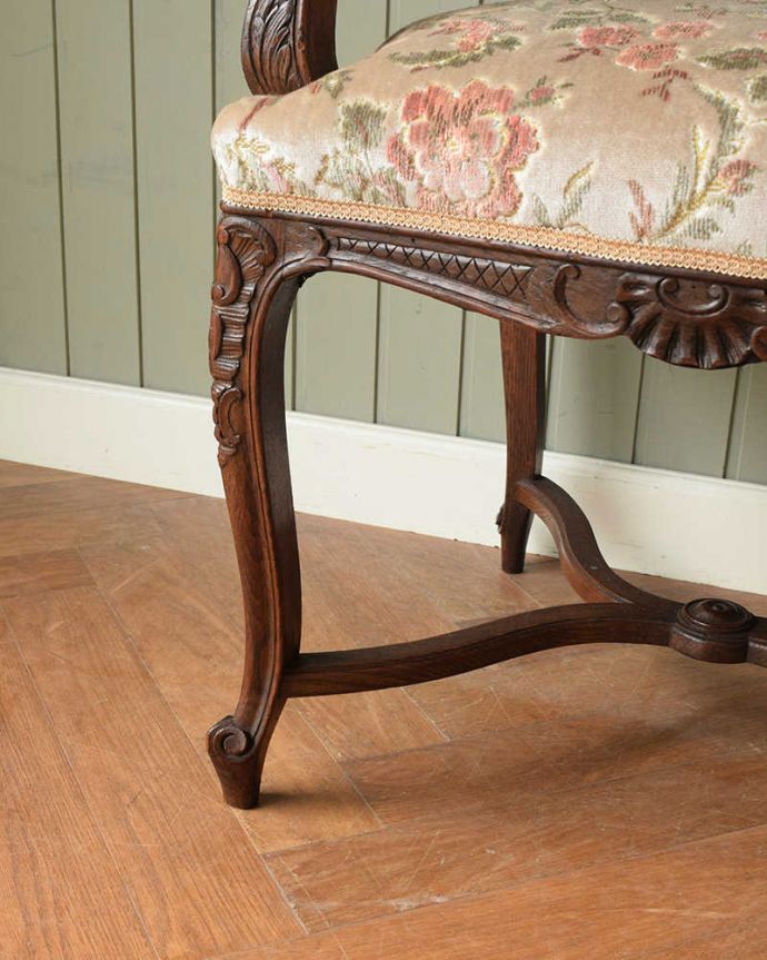 1Pソファ(ラウンジチェア)　アンティーク チェア　美しい装飾と座り心地のいい張り座のエレガントなアンティークアームチェア。床を滑らせて移動出来ますHandleではアンティークチェアの脚の裏にフェルトキーパーをお付けしています。(j-673-c)