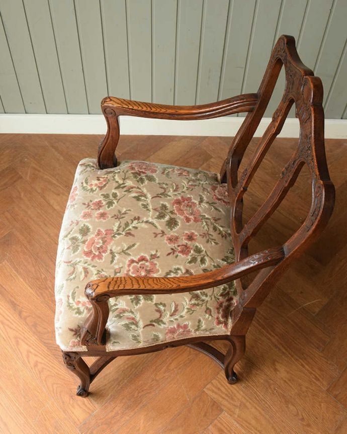 1Pソファ(ラウンジチェア)　アンティーク チェア　美しい装飾と座り心地のいい張り座のエレガントなアンティークアームチェア。新しく貼り替えました修復の際、座面の生地も新しいものに貼り替えてあります。(j-673-c)