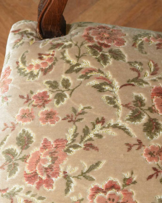 1Pソファ(ラウンジチェア)　アンティーク チェア　美しい装飾と座り心地のいい張り座のエレガントなアンティークアームチェア。生地もこだわって選びました椅子の優雅さをそのままにしておきたくて、座面の生地選びにもこだわりました。(j-673-c)