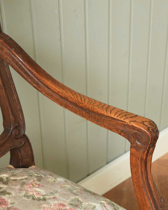 1Pソファ(ラウンジチェア)　アンティーク チェア　美しい装飾と座り心地のいい張り座のエレガントなアンティークアームチェア。アーム部分にも注目肘を掛けておけるアームチェアは座ったときにやっぱりラク。(j-673-c)