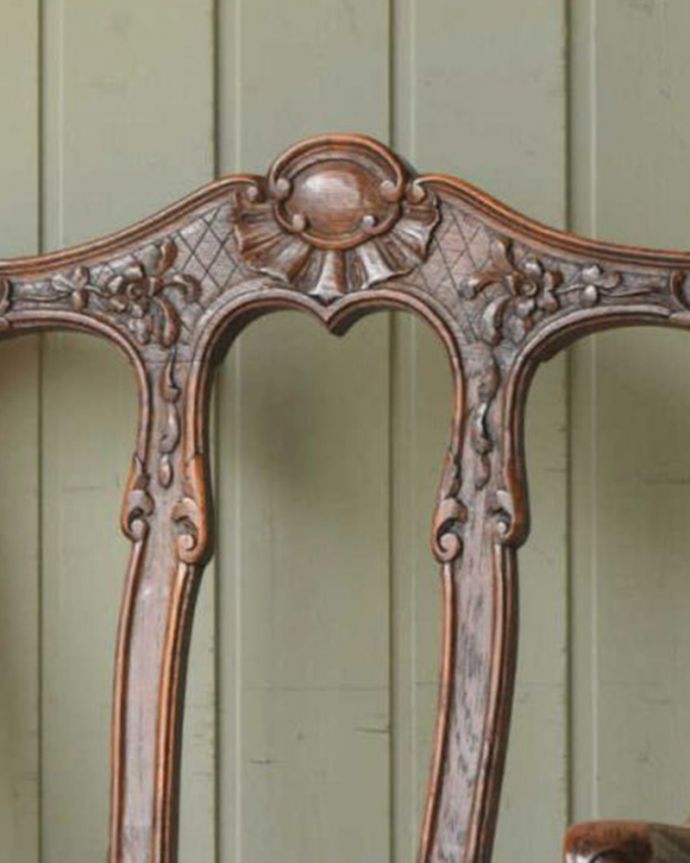 1Pソファ(ラウンジチェア)　アンティーク チェア　美しい装飾と座り心地のいい張り座のエレガントなアンティークアームチェア。うっとりするほど細かい細工まだ機械の発達していない時代に、手作業で作られた細かい細工。(j-673-c)