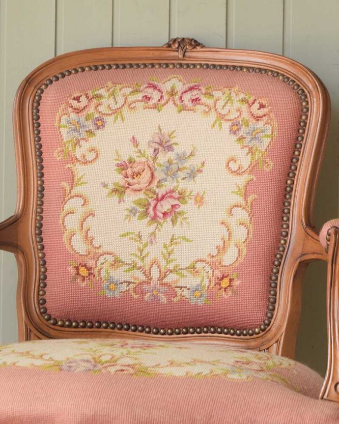 フランスの椅子らしい優雅な装飾