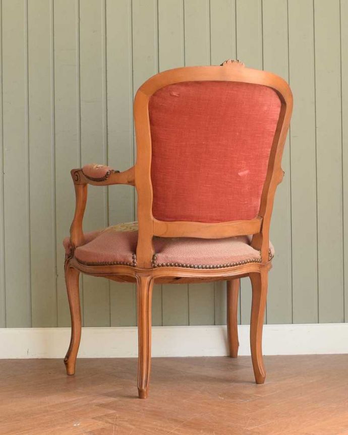 アンティークのパーソナルチェアの後ろ姿