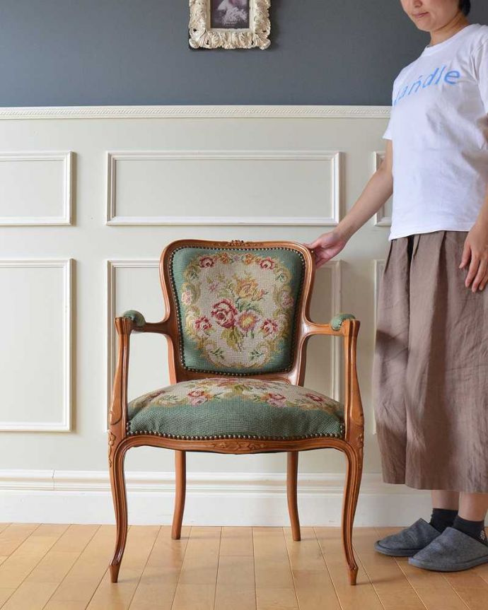 1Pソファ(ラウンジチェア)　アンティーク チェア　フランス生まれのバラの刺繍が美しいアンティークプチポワンチェア。女性らしさたっぷり。(j-675-c)