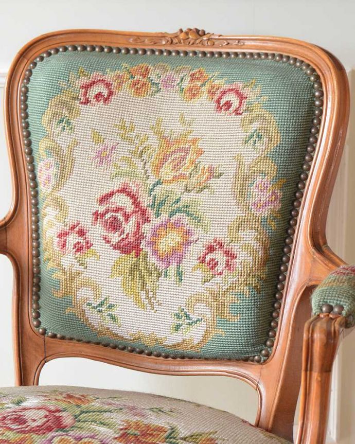 1Pソファ(ラウンジチェア)　アンティーク チェア　フランス生まれのバラの刺繍が美しいアンティークプチポワンチェア。マリーアントワネットが愛した刺繍プチポワンとは18〜19世紀にかけて宮廷の貴婦人たちが余暇に楽しんだ刺繍のこと。(j-675-c)