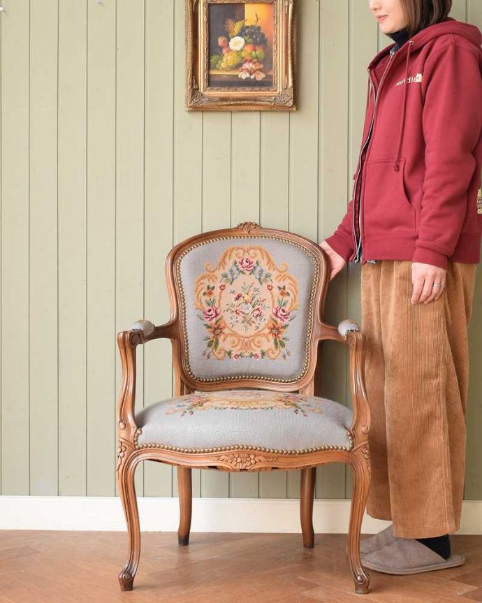 1Pソファ(ラウンジチェア) アンティーク チェア お花の柄のプチポワンの刺繍が美しいアンティークのパーソナルチェア。女性らしさたっぷり。(j-677-c)