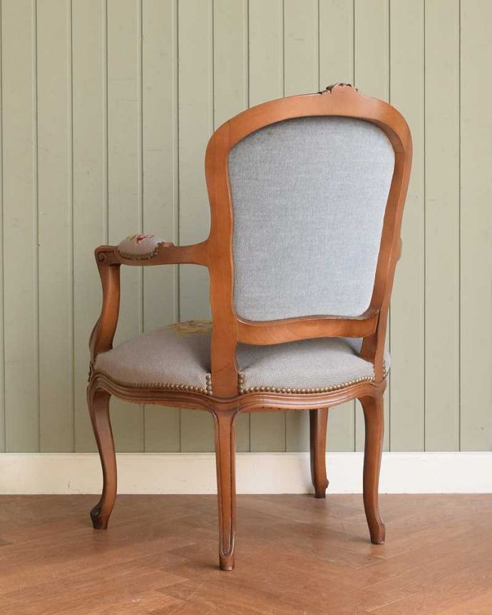 1Pソファ(ラウンジチェア) アンティーク チェア お花の柄のプチポワンの刺繍が美しいアンティークのパーソナルチェア。後ろ姿からも感じられる気品アンティークチェアは、新品ではないので経年変化によるキズはありますが、専門の職人が修復したので安心してお使い下さい。(j-677-c)