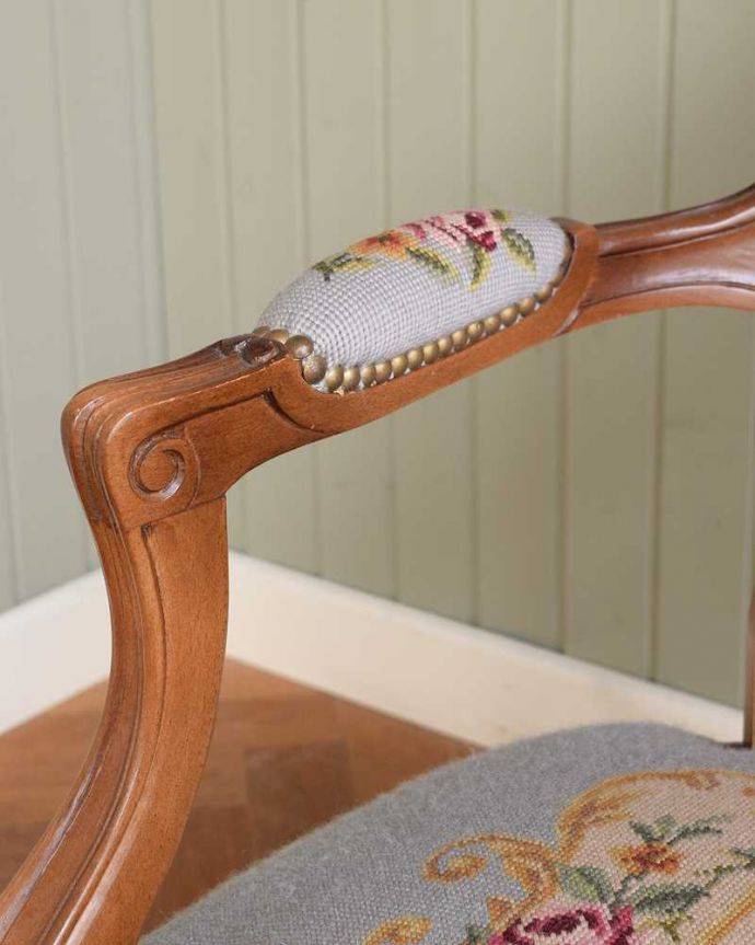 1Pソファ(ラウンジチェア) アンティーク チェア お花の柄のプチポワンの刺繍が美しいアンティークのパーソナルチェア。肘置きにもプチポワン座った時に便利なアームの部分にもプチポワンの刺繍が。(j-677-c)