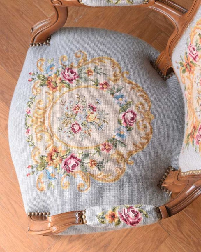 1Pソファ(ラウンジチェア) アンティーク チェア お花の柄のプチポワンの刺繍が美しいアンティークのパーソナルチェア。絵画のような美しさ手刺繍とは思えないほど、細かく美しい絵はまるで絵画の様です。(j-677-c)