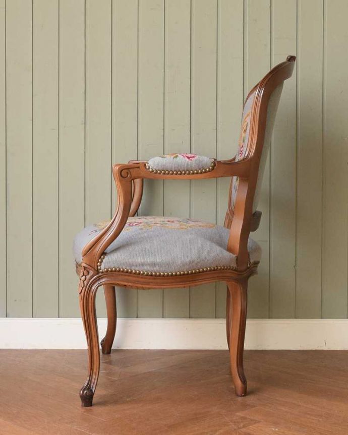 1Pソファ(ラウンジチェア) アンティーク チェア お花の柄のプチポワンの刺繍が美しいアンティークのパーソナルチェア。気品の感じられる横顔横から見ても優雅さは同じく美しいです。(j-677-c)
